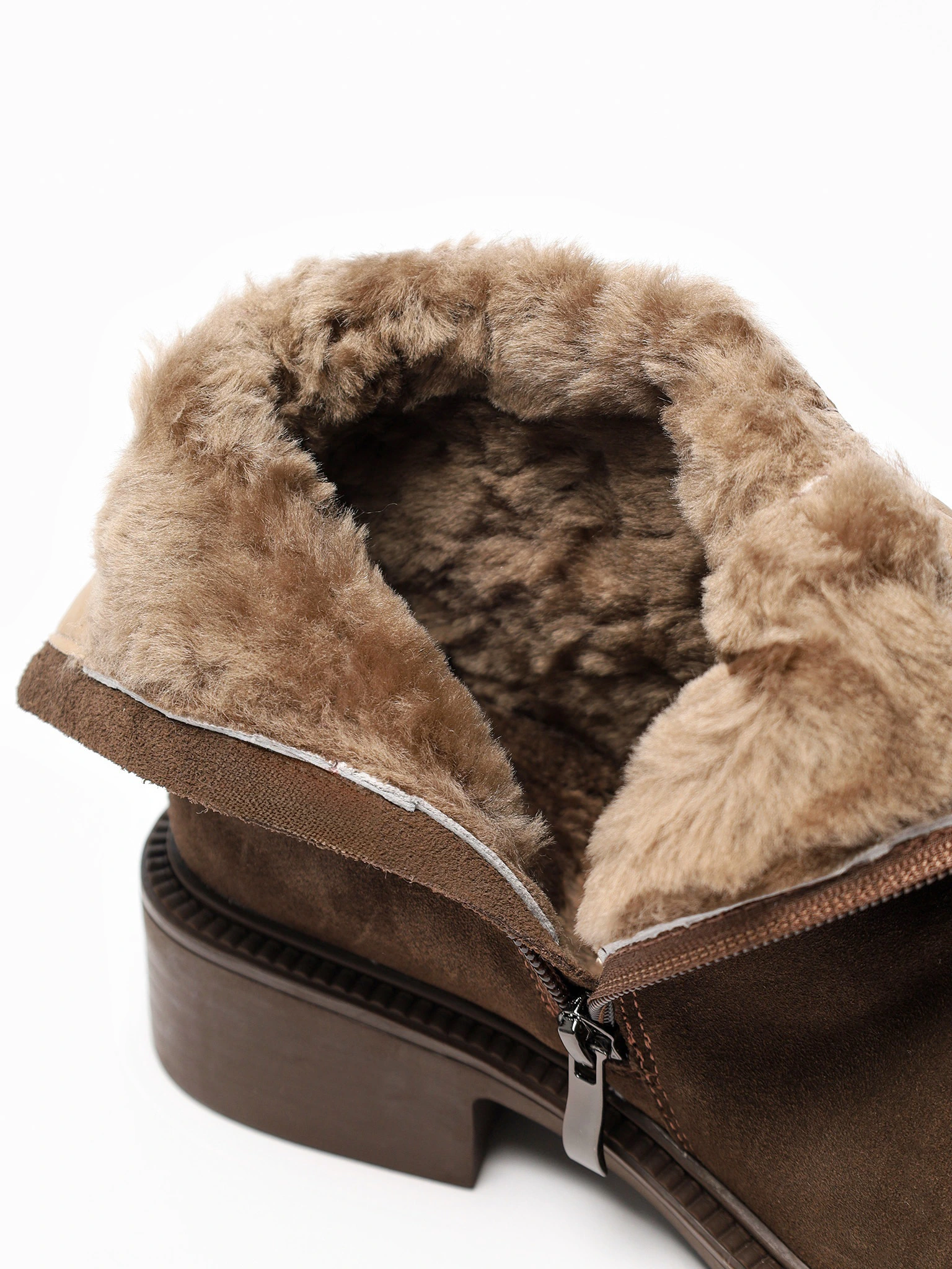 Ботинки темно-коричневого цвета на среднем каблуке